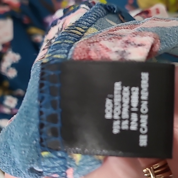 Torrid Floral Cold Shoulder Blouse size 1 (1X 14-16) - Picture 4 of 8